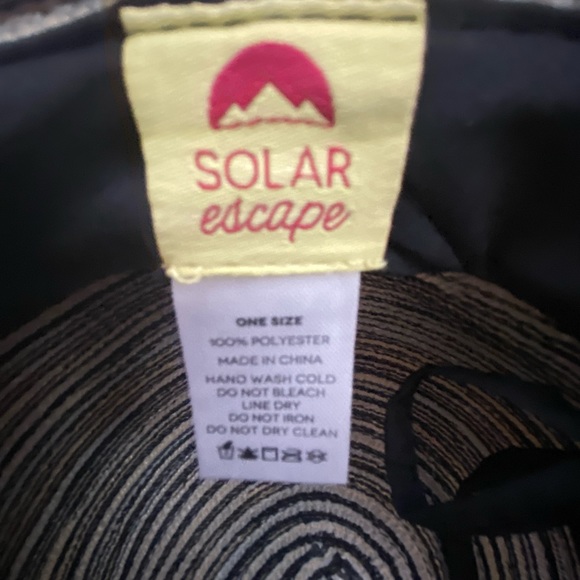 Sun hat brand new, never worn. 100% adjustable and foldable - Picture 4 of 4